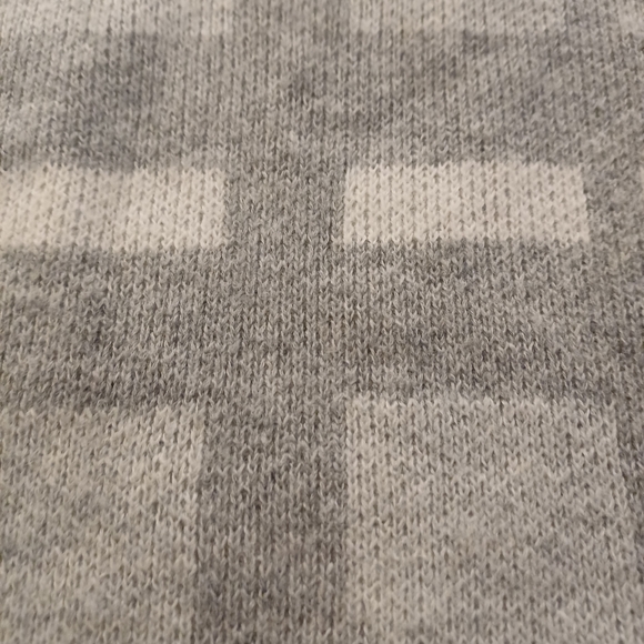 SOLD 59 Banana Republic Gray Plaid Crew Neck Sweater - Picture 2 of 4